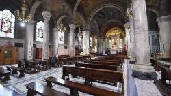 Igreja sem fiéis por causa da pandemia de coronavírus