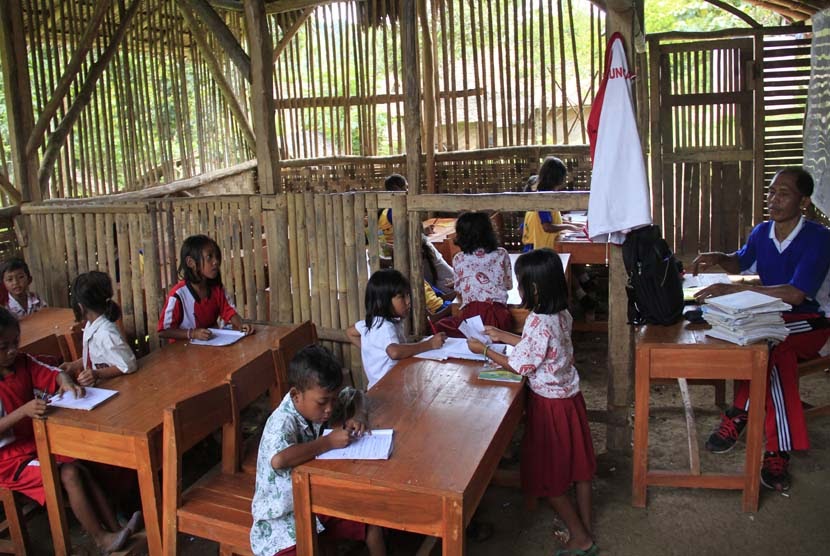 SEPUTAR PENDIDIKAN Sekolah  di  Pedalaman Papua Kekurangan 