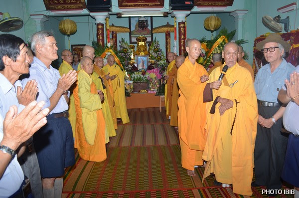 Hoà thượng Thích Tâm Liên (cầm micro) ban Huấn từ cho Anh Chị Em Gia Đình Phật tử Việt Nam