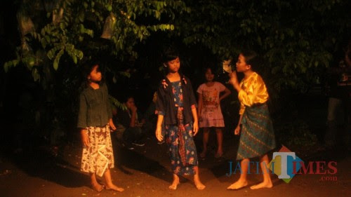 Teater tradisional indonesia adalah salah satu jalan andalan tanah air untuk dikenal dunia. Kritik Kerusakan Lingkungan Seniman Muda Blitar Pentaskan Teater Bocah Alas Jatim Times