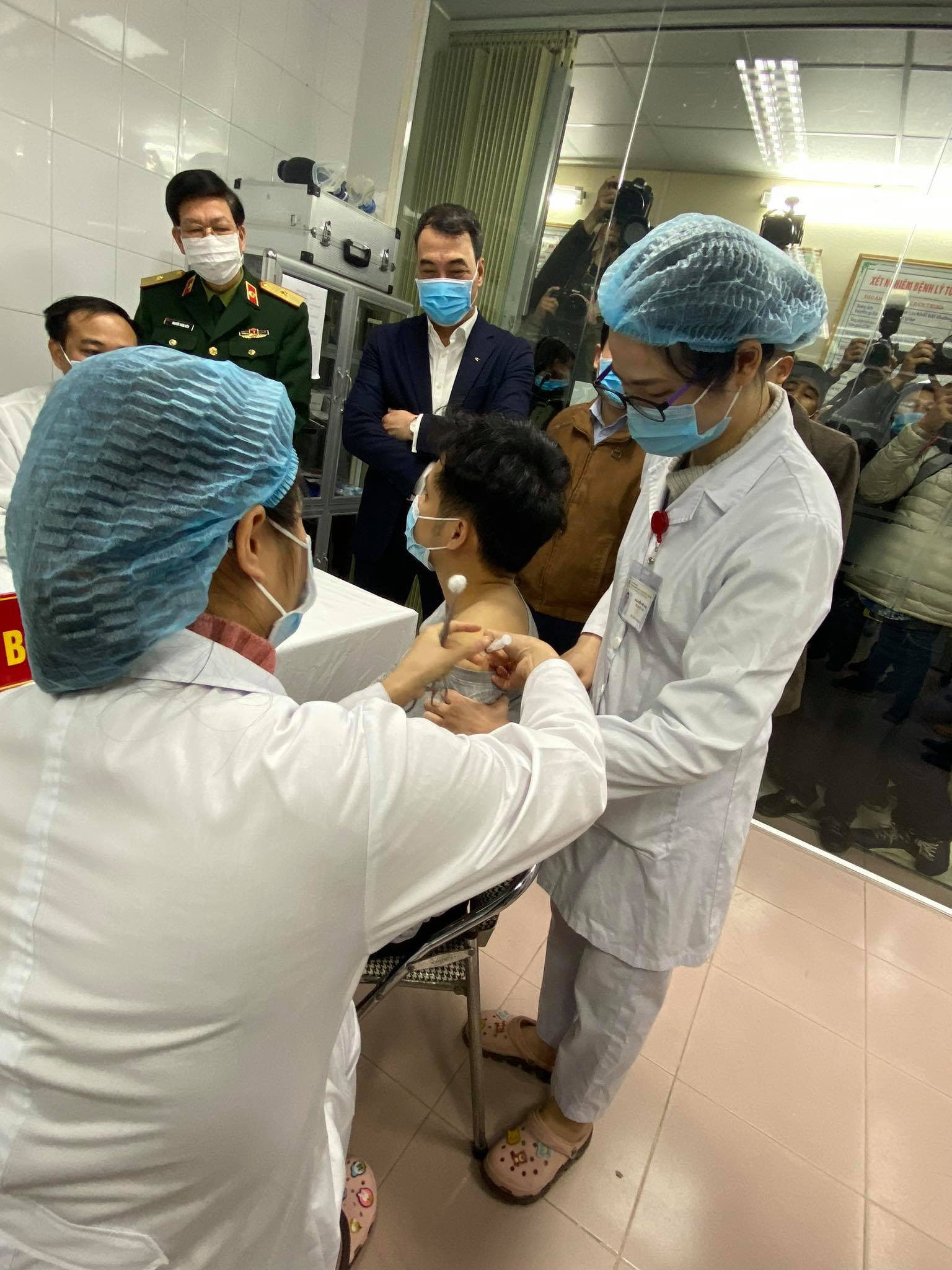 Learn more about the considerations for fully vaccinated people who are immunocompromised. Nhá»¯ng Hinh áº£nh Ä'áº§u Tien Tiem Thá»­ Nghiá»‡m Vaccine Covid 19 Táº¡i Viá»‡t Nam Bao Cong An Nhan Dan Ä'iá»‡n Tá»­
