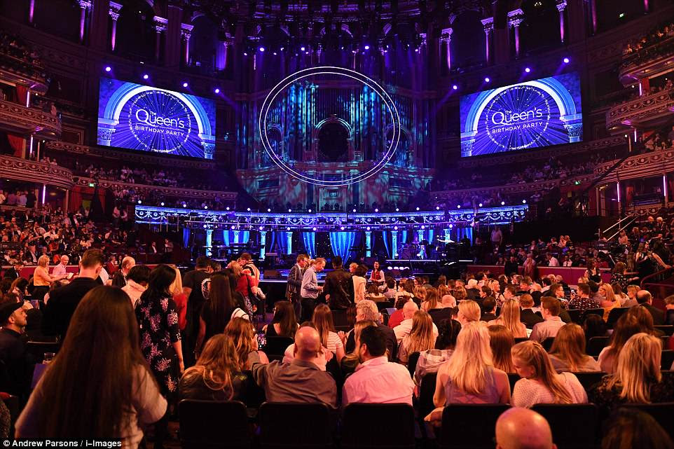 A multidÃ£o Ã© retratada dentro do Royal Albert Hall esta noite, enquanto aguardam o concerto comeÃ§ar.