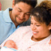 Imagen de una pareja con su bebe recien nacido