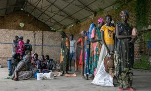 La gente hace cola en un punto de distribución de comida en Malakal, Sudán del Sur