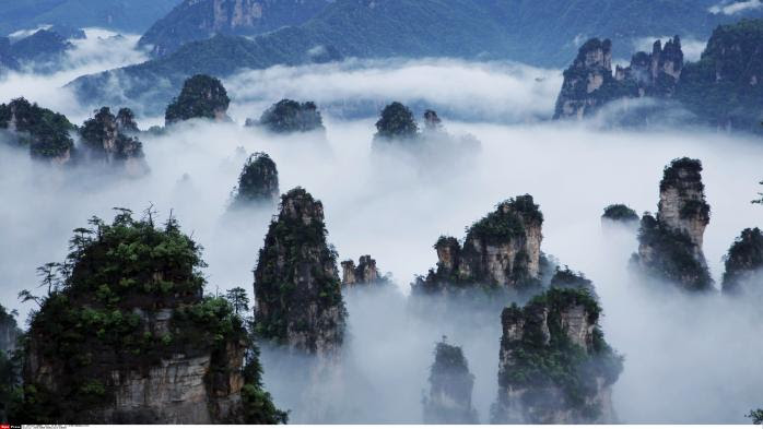 VIDEO. Une mer de nuages recouvre les monts Tianzi, au centre de la Chine