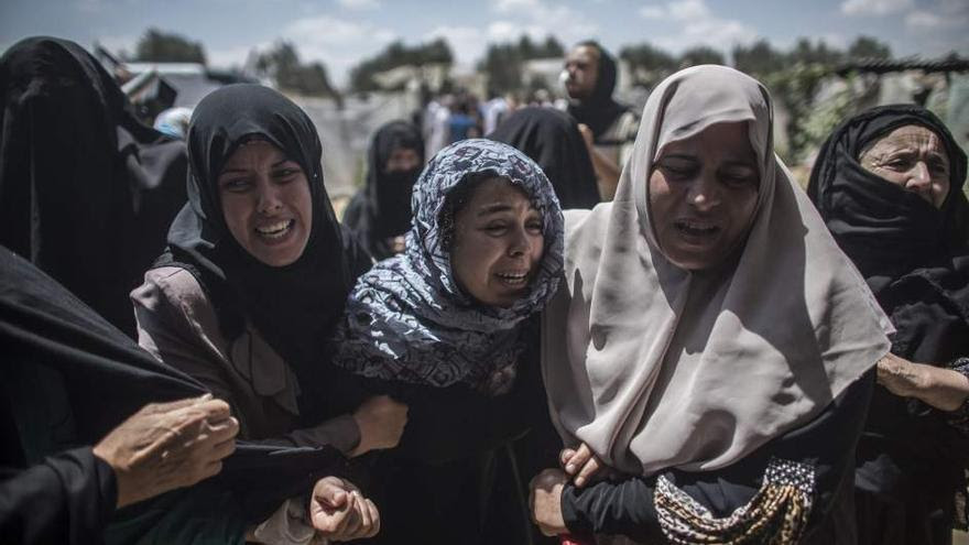 Mujeres palestinas de
 Gaza lloran por la muerte de varios integrantes de una familia, entre ellos niños (Efe)