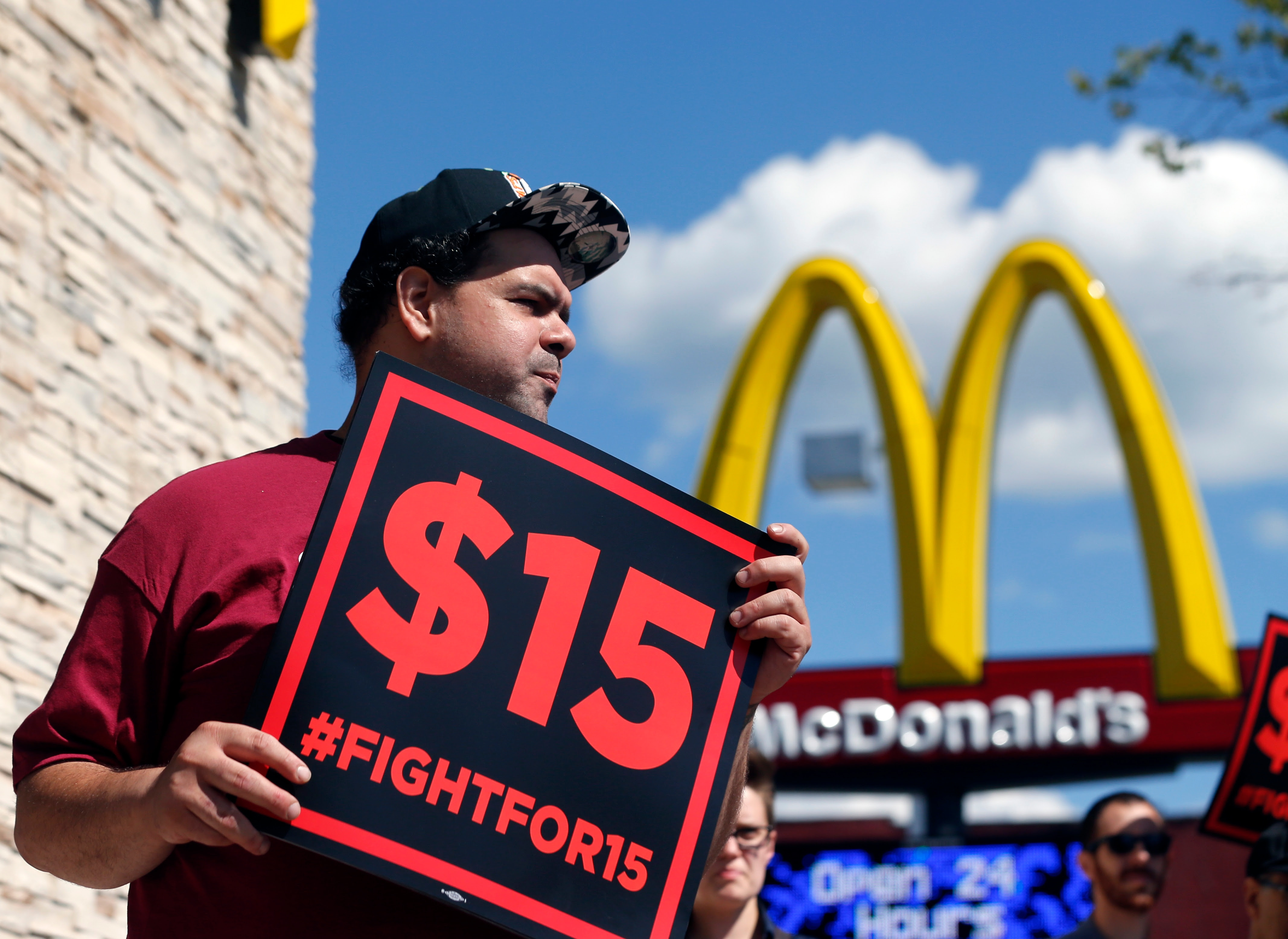 https://img.washingtonpost.com/rw/2010-2019/WashingtonPost/2015/08/16/CapitalBusiness/Images/NY_Fast_Food_Wage-0fb89-337.jpg