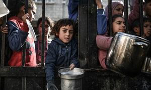 En Gaza, los niños esperan para recibir alimentos mientras continúan los bombardeos sobre el enclave. 