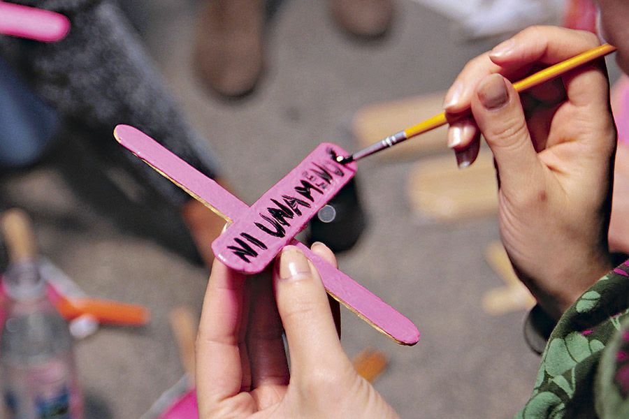 Since its initial formation, it has grown to include a variety of domestic and international organizations, all with the idea that not one more woman will disappear, not one more woman will be. Femicidios En Mexico Ponen En Jaque A Lopez Obrador Y Aumentan Marchas La Tercera