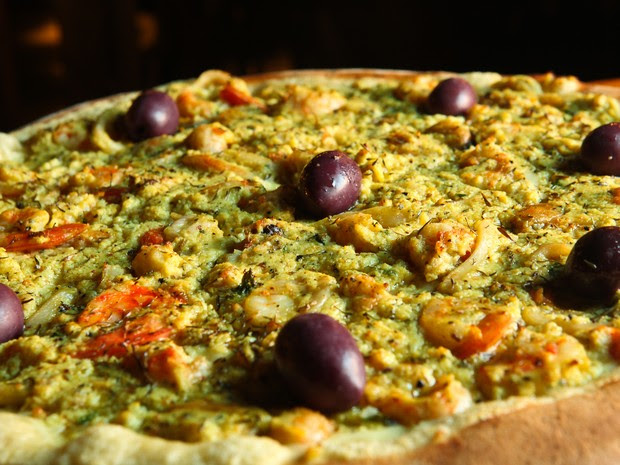 Pizza de frutos do mar da Monte Bello está entre as raras pizzas que custam mais de R$ 100 no país (Foto: Caio Kenji/G1)