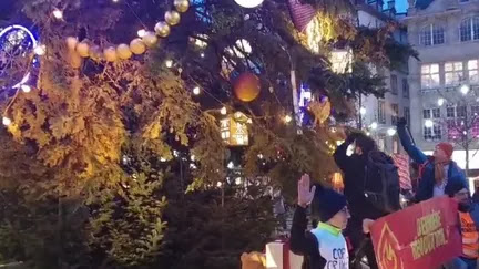 Le grand sapin de Noël de Strasbourg dégradé avec de la peinture orange