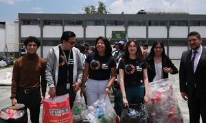 Colección de plásticos por parte de estudiantes y personal docente de la Universidad Autónoma del Estado de México.