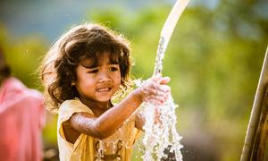 Una niña de Ninh Thuan, Vietnam, se lava las manos con agua limpia y salubre.