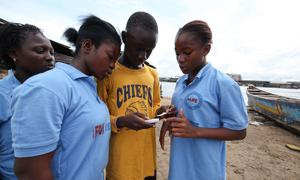 Jóvenes de Monrovia, la capital de Liberia, utilizan los dispositivos móviles para concienciar sobre el ébola.