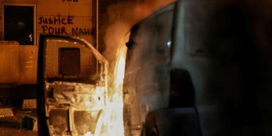 A Nanterre, une voiture brûle devant une inscription « Justice pour Nahel », le 28 juin 2023.