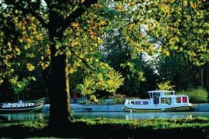 Eine woche auf einer pénichette 935w, unserem hausbootklassiker, gibt es für eine familie mit zwei bis fünf personen in den herbstferien schon ab 857€! Penichette 935w In Chateauneuf Sur Sarthe Anjou Sleeping 5 People