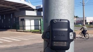 Tornozeleira eletrônica é vista em poste perto do Terminal Garavelo, em Goiânia. Foto: Reprodução/TV Anhanguera (Crédito: )