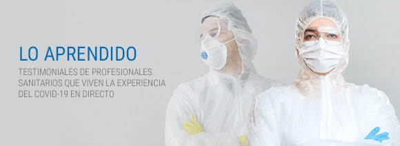 Sanitarios con mascarillas y trajes protectores