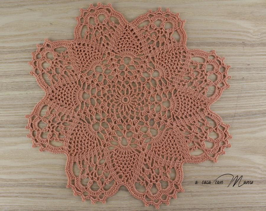 Dal comodino luminoso ai comò bianchi, dai mobili toeletta angolari agli armadi sarai più che soddisfatto. Centrino Rotondo Centrino Uncinetto Cm 29 Doily Crochet Centrino Uncinetto Salmone Regali Per Le Nozze Decorazioni Boho Decor Handmade 2665992 Weddbook