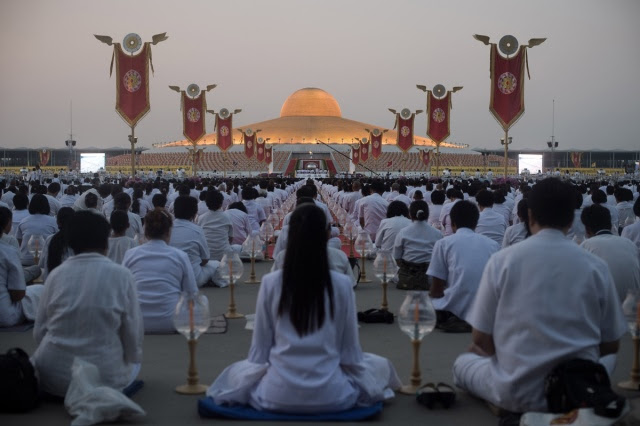 6. Phật tử ngồi thiền trong buổi lễ tại Wat Dhammakaya 