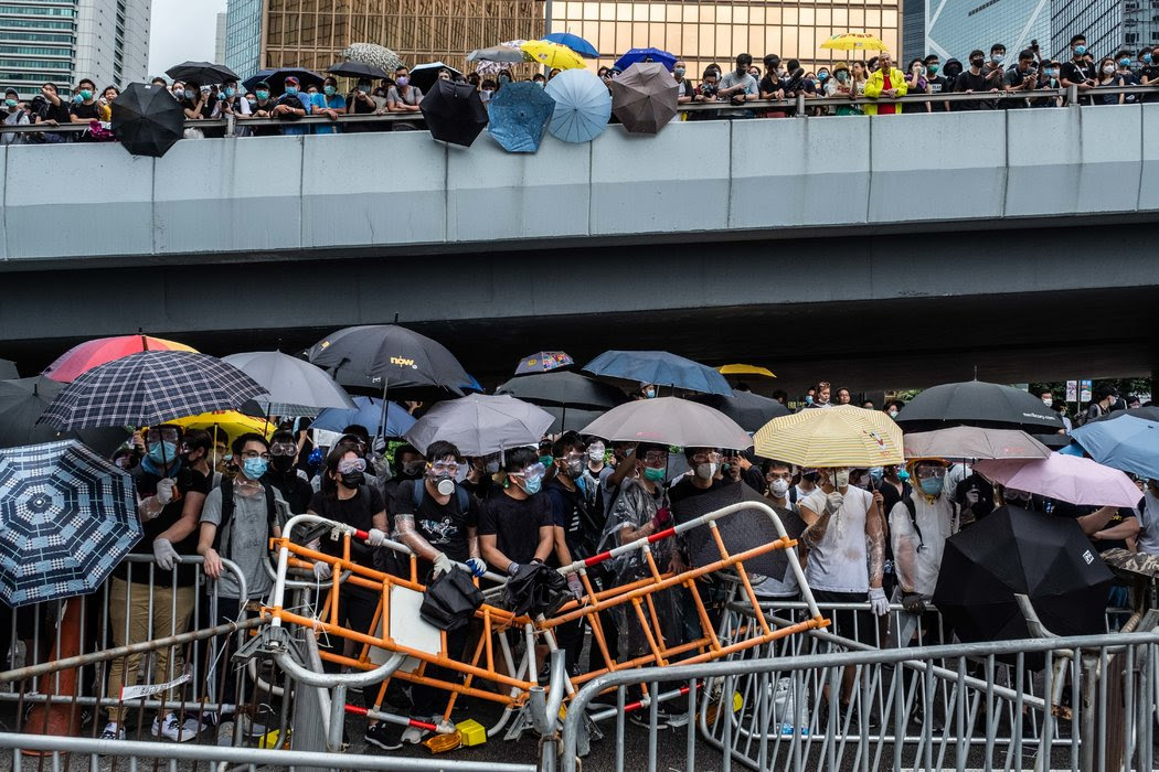 週三，佔領香港立法會周邊道路的抗議者。