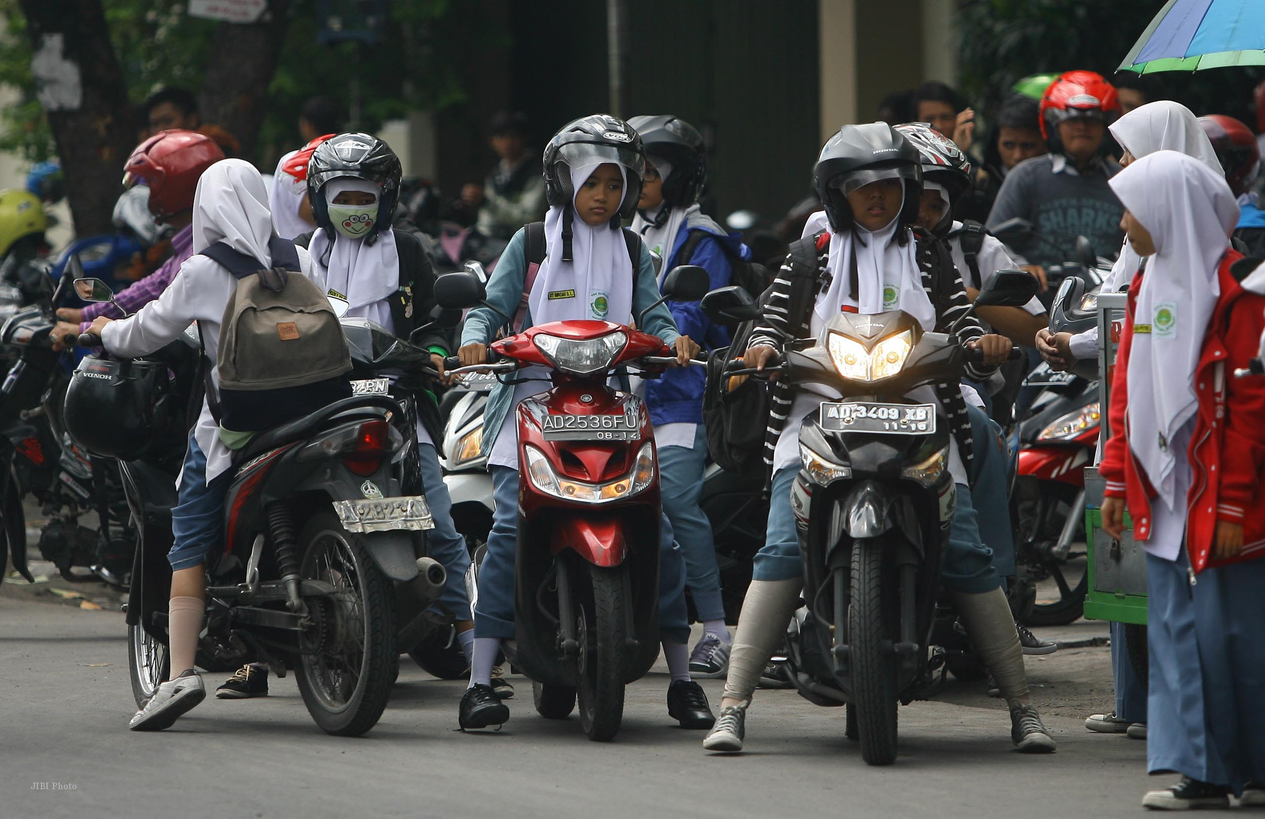 Gambar Lucu Suami Istri Naik Motor DP BBM Lucu