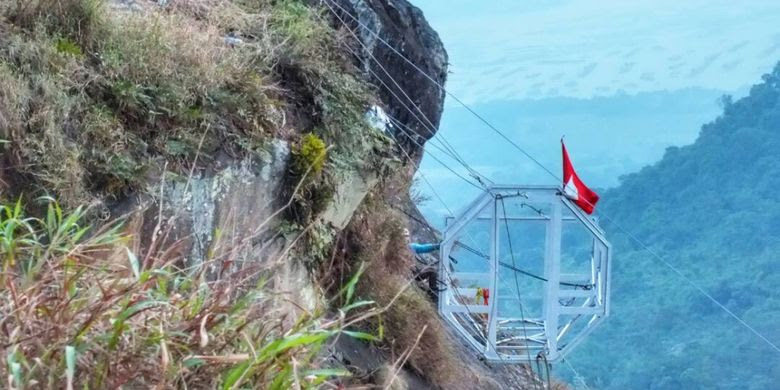 Sebuah hotel tergantung sedang dibangun di kawasan Rock Climbing Gunung Parang, Kabupaten Purwakarta, Jawa Barat.