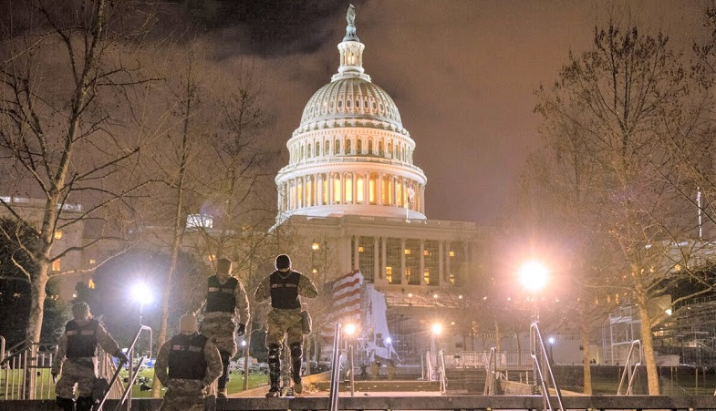 Lực lượng Vệ binh Quốc gia Hoa Kỳ đi qua khu đất của Điện Capitol Hoa Kỳ tại Washington, DC vào ngày 06/1/2021