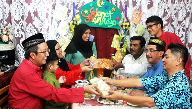 Negara malaysia yang terdiri daripada tiga kaum majoriti iaitu kaum melayu, cina dan india pastinya berpeluang untuk menyambut perayaan seperti hari raya aidilfitri, tahun baru cina, hari deepavali dan hari krismas. Bezanya Ramadan Syawal Di Malaysia Dan Indonesia Free Malaysia Today Fmt