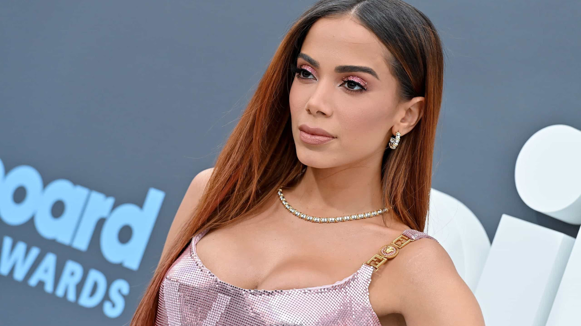 Só uma tatuagem no tororó? Anitta comenta polêmica no sertanejo por cachês