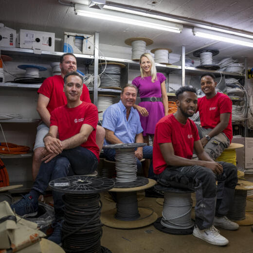 Guy Gaudard, député PLR vaudois forme des apprentis requérants d'asile. De G à D, Gonçalo, Ehtessham, Guy Gaudard et sa fille Aurore, Mohamed et Semere dans l'atelier de l'entreprise. Eddy Mottaz / Le Temps