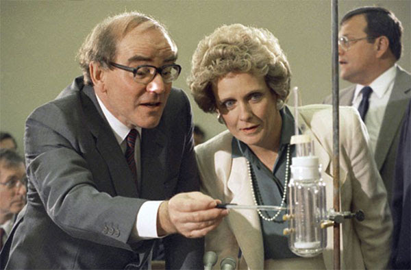 Chemist Martin Fleischmann pictured with US politician Marilyn Lloyd in 1989