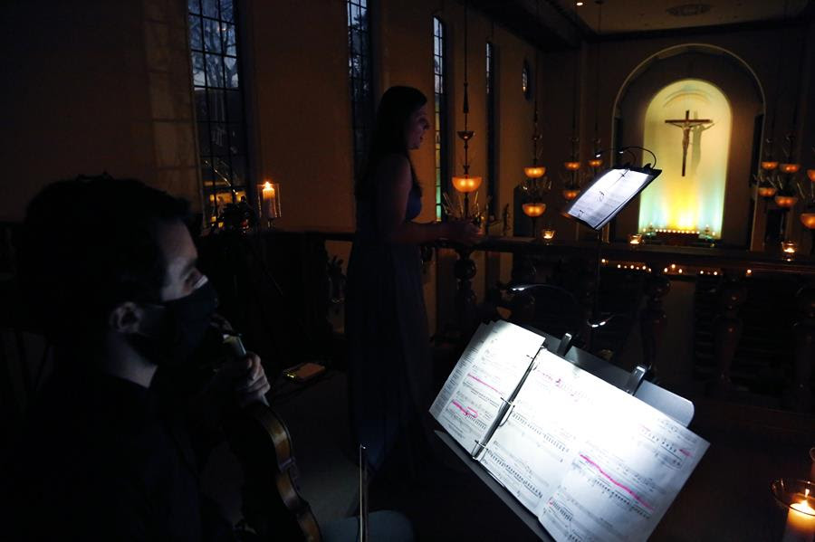 Violinist Michael Ferri, left, accompanies mezzo-soprano Karolina Wojteczko in a performance of traditional Ukrainian chants and folk songs during a benefit concert for Ukraine at St. Thomas More Catholic chapel.