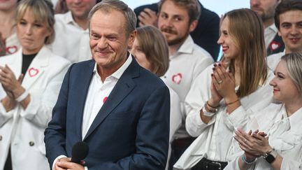 Elections législatives en Pologne : Donald Tusk, qui mène la coalition d'opposition pro-européenne, revendique la victoire