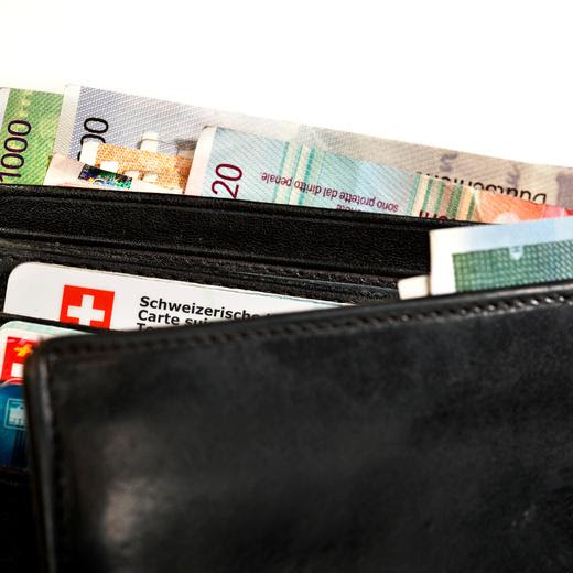 A wallet against a white background, pictured on August 12, 2010 in Zurich, Switzerland. (KEYSTONE/Gatean Bally) Ein Portemonnaie liegt auf einem weissen Hintergrund, aufgenommen am 12. August 2010 in Zuerich. (KEYSTONE/Gatean Bally)