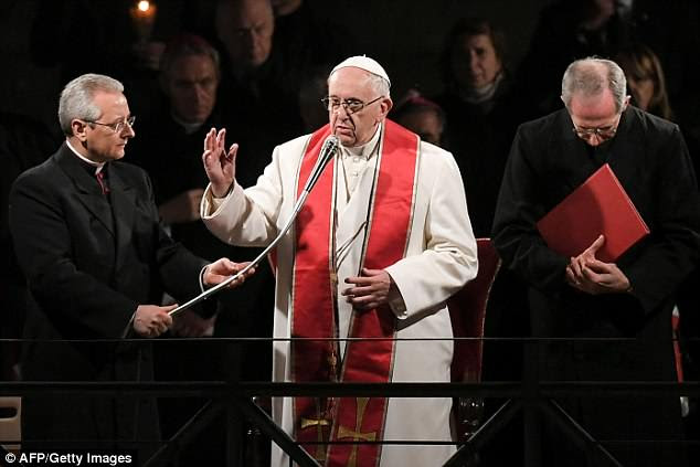 Papa Francisco preside a procissÃ£o da luz das velas na Via Crucis (Via Sacra) no Coliseu na sexta-feira santa