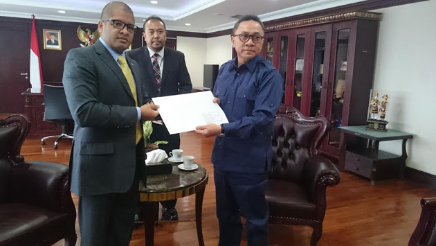 el Diputado Zulkifli Hasan, Presidente de la Asamblea Consultiva del Pueblo de la República de Indonesia y el ciudadano Darwin Tovar, Encargado de Negocios de la República Bolivariana de Venezuela.