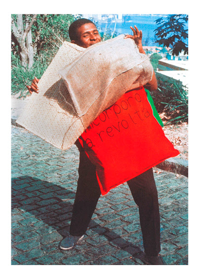 Nildo da Mangueira vestindo P 15 Parangolé capa 11 Incorporo a revolta (1967), de Hélio Oiticica, circa 1968; Foto: Claudio Oiticica