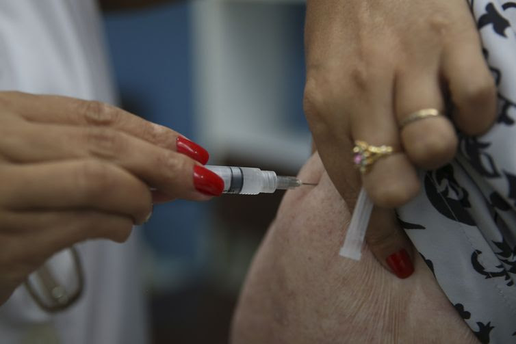 BrasÃ­lia - O MinistÃ©rio da SaÃºde promove o Dia D de VacinaÃ§Ã£o contra a gripe em postos de todo o paÃ­s. A expectativa Ã© imunizar, atÃ© o prÃ³ximo dia 26, cerca de 90% das 54,2 milhÃµes de pessoas que estÃ£o no pÃºblico-alvo da campanha (Marcello