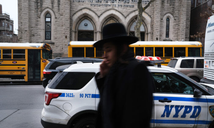 A member of an Orthodox Jewish community walks through a Brooklyn neighborhood on Dec. 29, 2019 in New York City. (Spencer Platt/Getty Images)