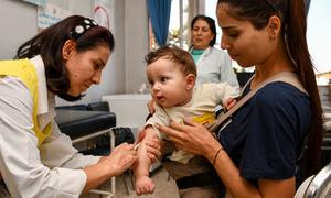 Un niño de ocho meses recibe las vacunas contra la polio y el sarampión en un centro de salud del sur de Siria.