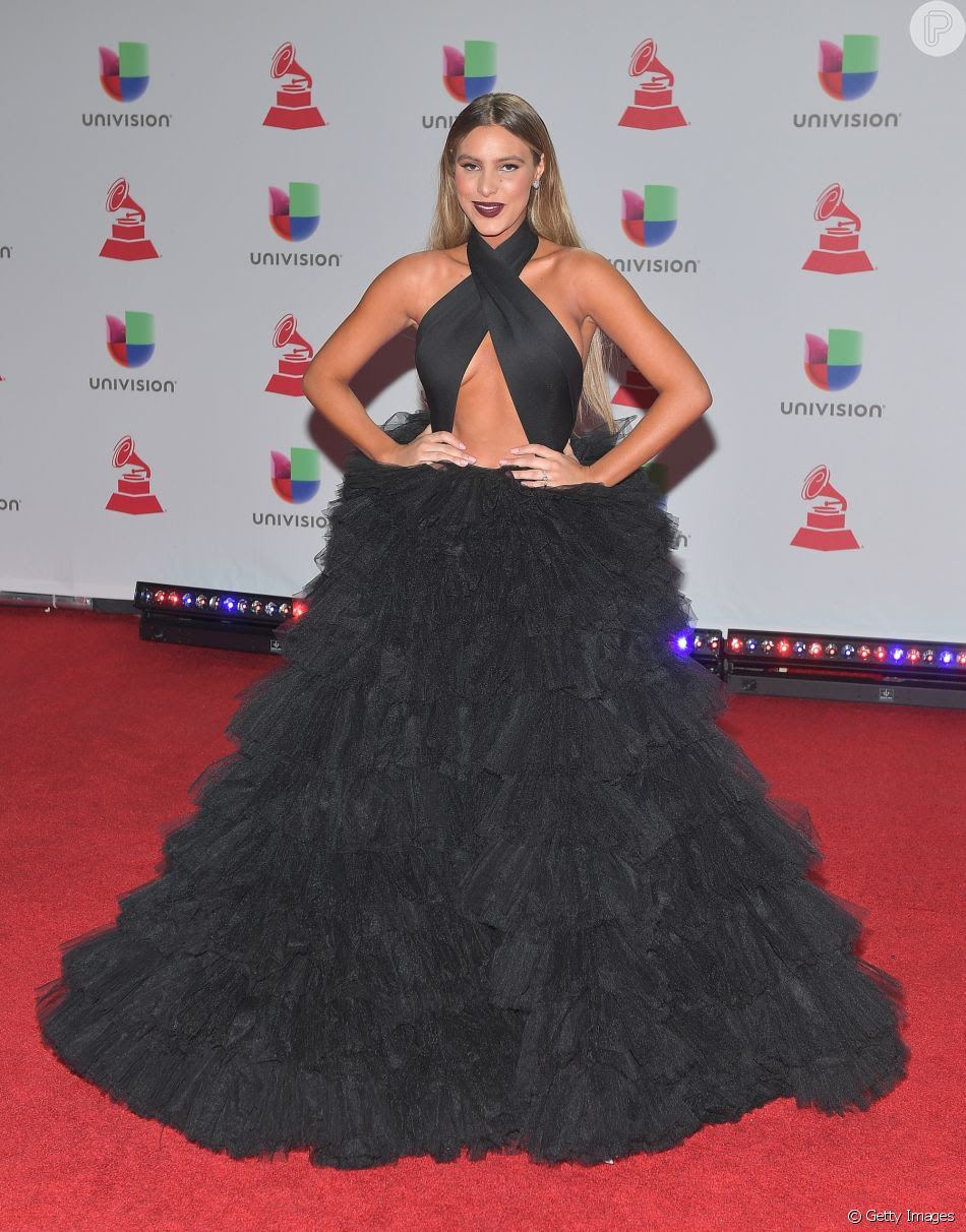 Lele Pons escolheu um vestido Monsoori preto com um top de cruz e uma saia de tule