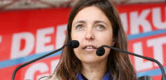 Sophie Binet of the French General Confederation of Labour (confederation generale du travail, CGT) speaks during a May Day rally of the German Trade Union Federation (DGB) on Labour Day, May 1, 2015, in Hamburg, northern Germany.                AFP PHOTO / DPA / BODO MARKS   +++   GERMANY OUT (Photo by BODO MARKS / DPA / AFP)