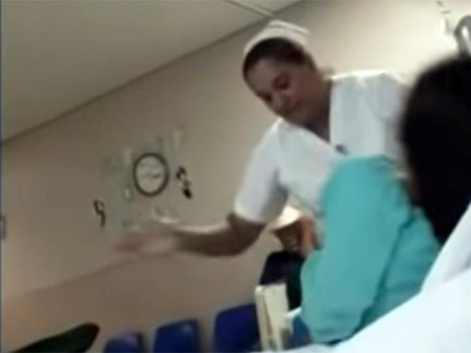 Fueron identificadas como dos enfermeras y una secretaria del imss. Enfermera Golpea A Paciente Menor De Edad Y El Imss La Destituye Video