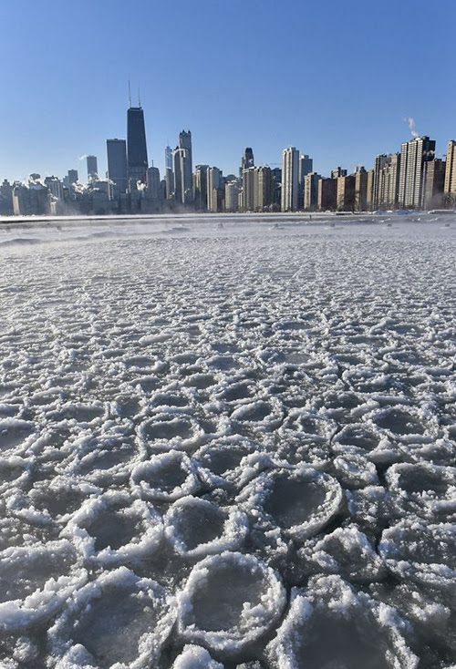 Mặt biển ở vùng vịnh gần North Avenue Beach (Chicago) lại đóng băng thành vô vàn những chiêc bánh pancake bằng băng rất độc đáo.