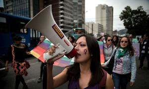 Activistas asisten a una marcha contra la violencia de género en Ecuador.