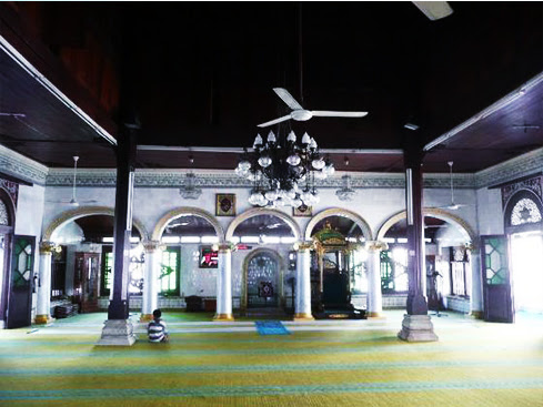 Kampung kling mosque, or masjid kampung kling, is an old mosque situated at jalan tukang emas. Kampung Kling Mosque