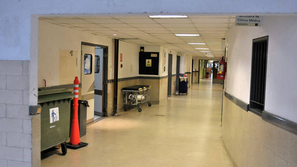 Buenos Aires: Pasillos vacíos en el Hospital Fernández durante el paro de 24. Foto: Télam