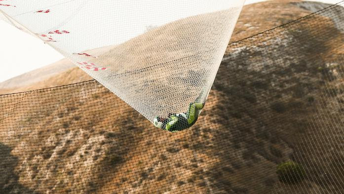 VIDEO. Un parachutiste sans parachute survit à son saut de 7 600 mètres en chute libre