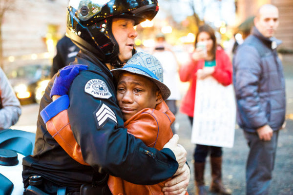 Tháng 11, cảnh sát Bret Barnum ôm cậu bé 12 tuổi Devonte Hart trong cuộc biểu tình của hàng nghìn người dân Mỹ sau khi một cảnh sát bắn chết thiếu niên da màu Michael Brown. Thông điệp hòa bình trong bức ảnh được chụp bởi nhiếp ảnh gia gốc Việt Johnny Nguyen khiến cả thế giới rung động.